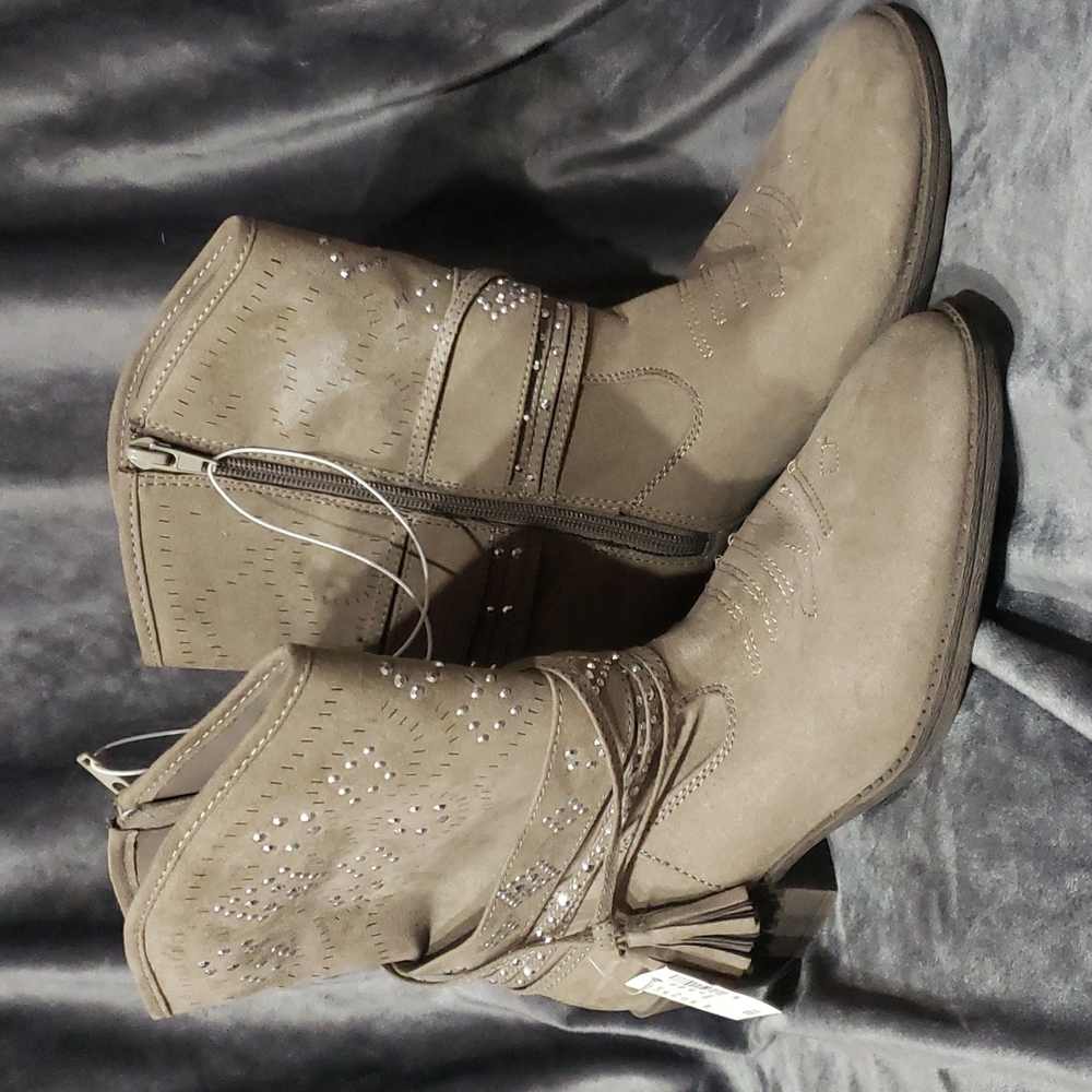 Justice NEW low boots